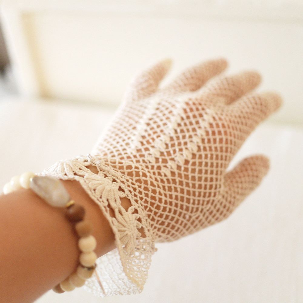 Paire De Gants En Dentelle Anciens - Occasion - Pour Femme - Modèle Au Choix