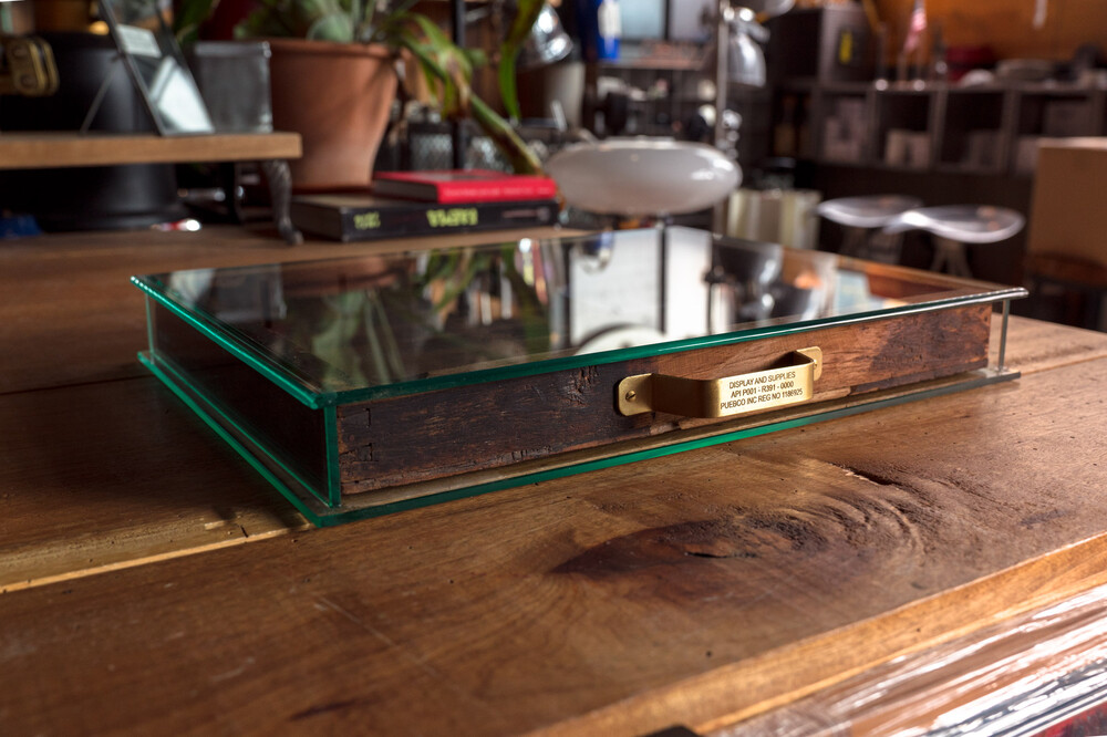 푸에브코 PUEBCO / GLASS DISPLAY CASE WITH VINTAGE DRAWER