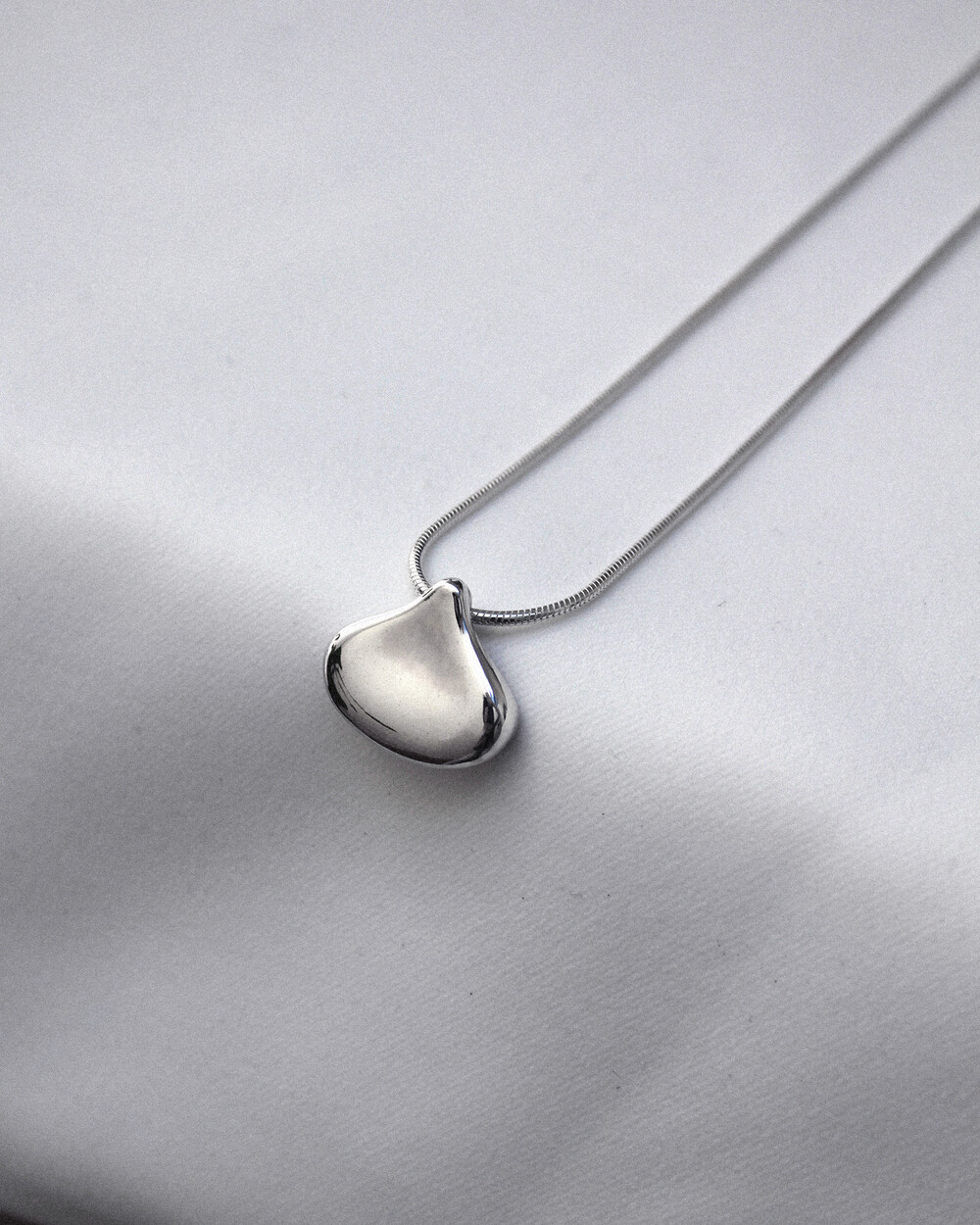 Chestnut necklace gold main image 1