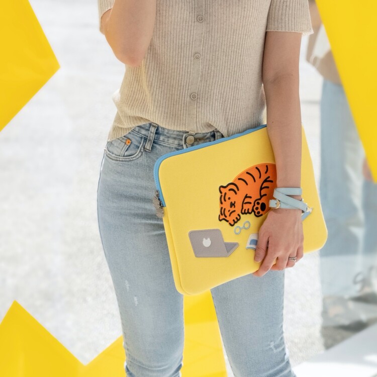 SLEEPY TIGER LAPTOP/TABLET POUCH