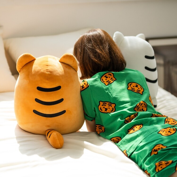 GIANT TIGER CUSHION