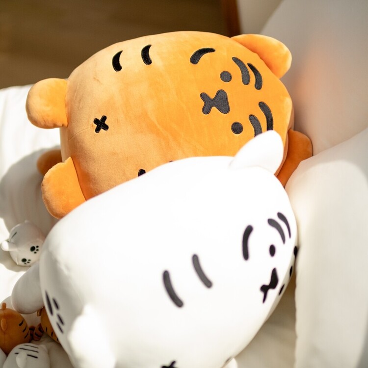 GIANT TIGER CUSHION