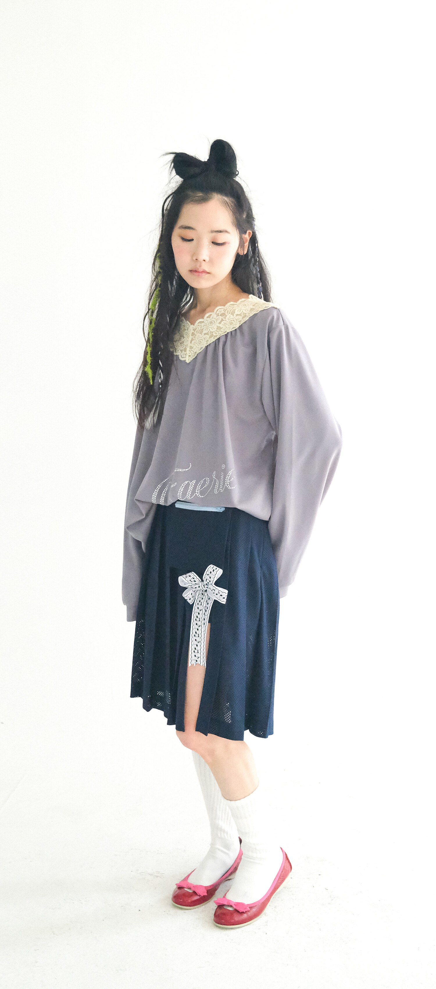 ★fa.er.ie★lace V neck shirring top (white)★韓国送料込 2차☆[fa.er.ie] lace V neck shirring top (dark grey)