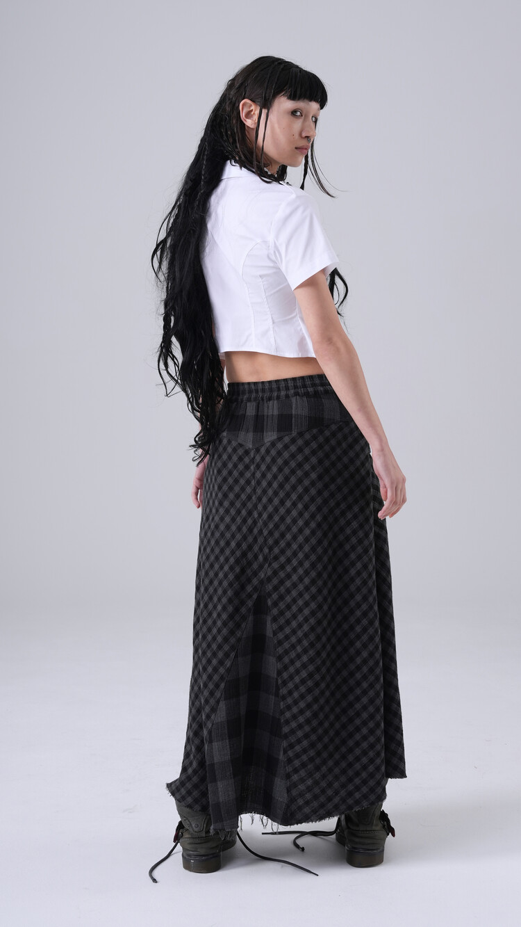 【きれいめファッション51選】上品さと清潔感をキープし Check skirt_charcoal shirt スカート