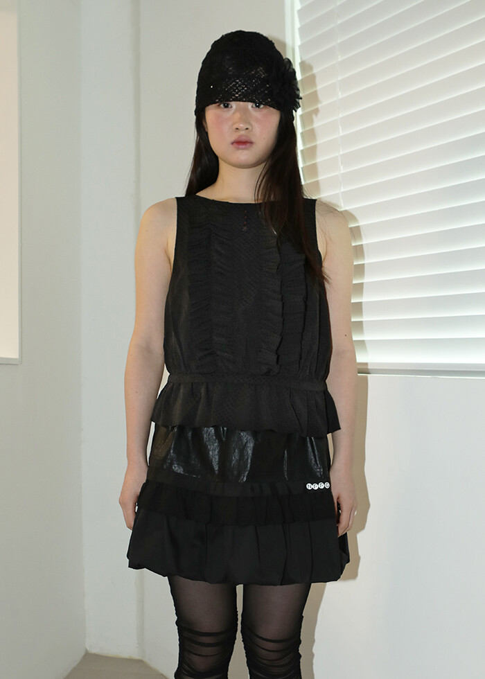STAR BUTTON FRILLED TOP BLACK