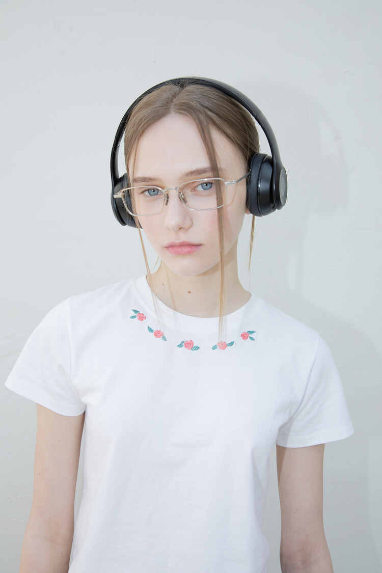 ROSE NECKLACE T-SHIRT (WHITE)