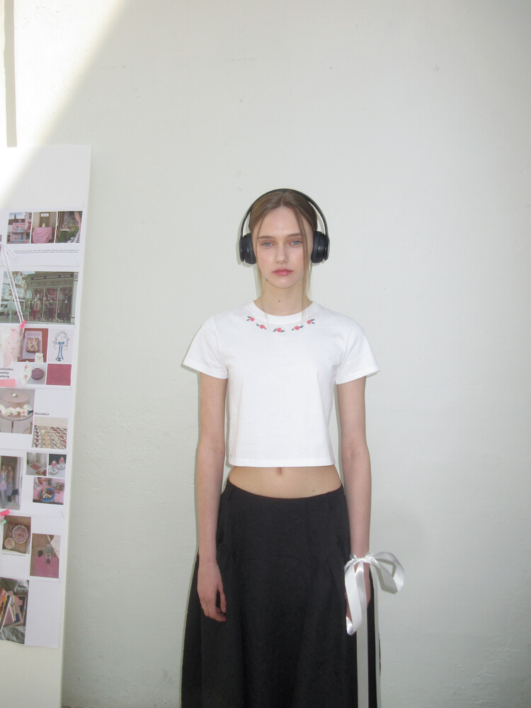 ROSE NECKLACE T-SHIRT (WHITE)