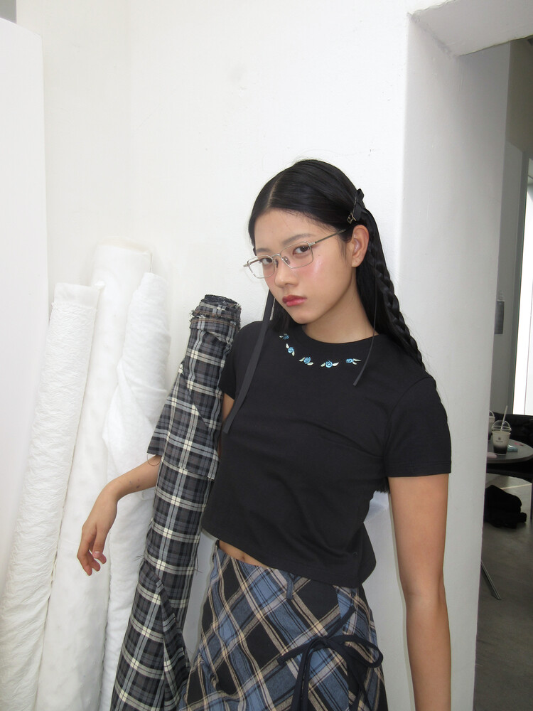 ROSE NECKLACE T-SHIRT (BLACK)