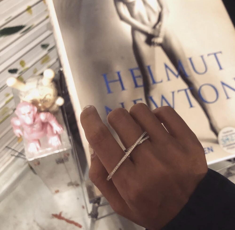 Lumi Cross Ring 착용