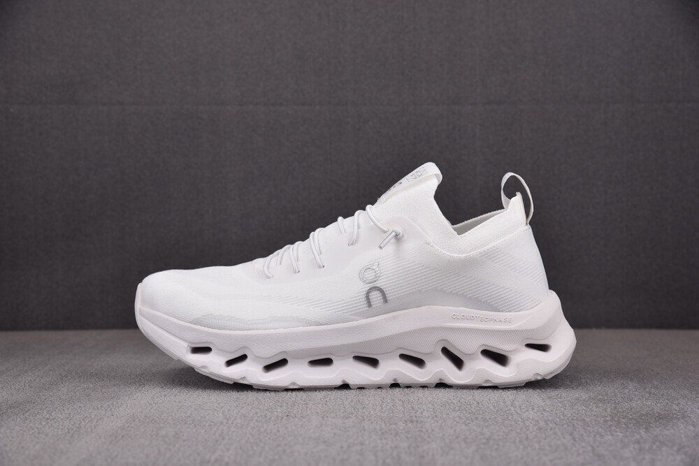 로에베 X 온 러닝 클라우드틸드 올화이트