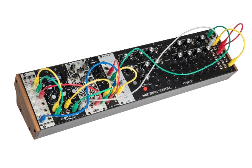 Moog 104HP Powered Eurorack Case 무그 104HP 파워드 유로랙 케이스