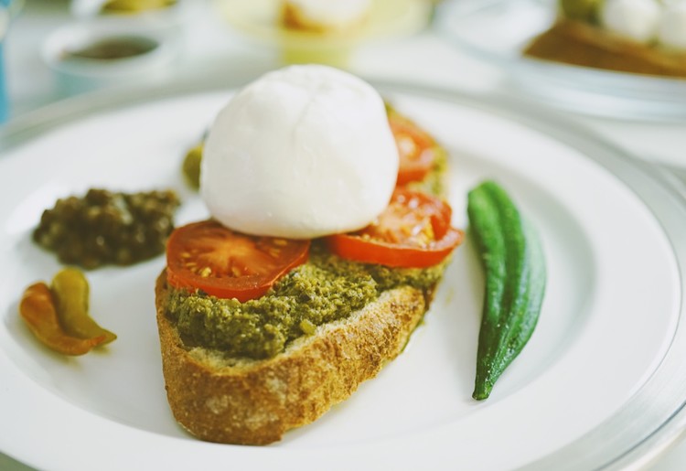 부라타 제노베제 오픈샌드위치