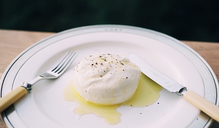 후추와 올리브유를 곁드린 부라타치즈