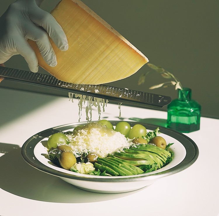 그레이터로 갈아올린 콩테