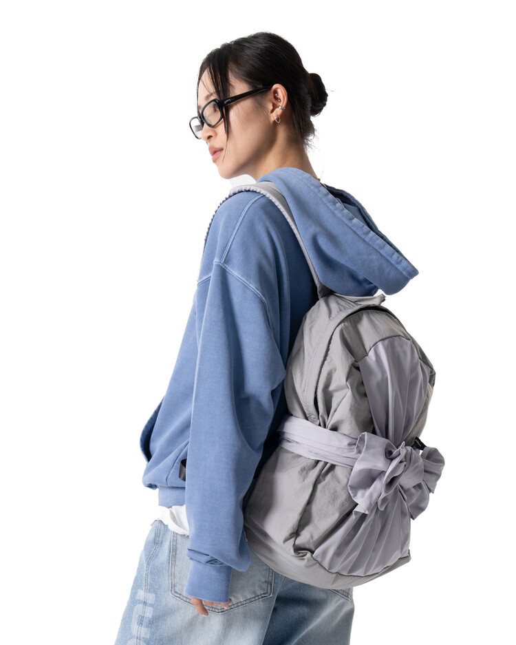 IUGAMAKARASU Backpack (Nylon-Silver)｜ファッション