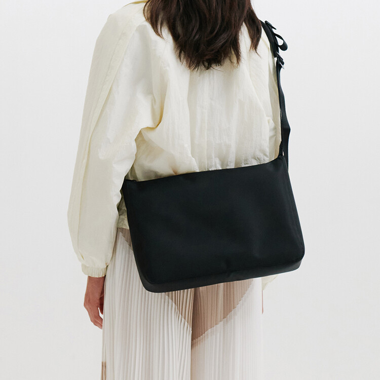 [HAH ARCHIVE] 韓国☆BIG I-PAD BLACK EDITION BAG Big iPad Bag (Black Edition)