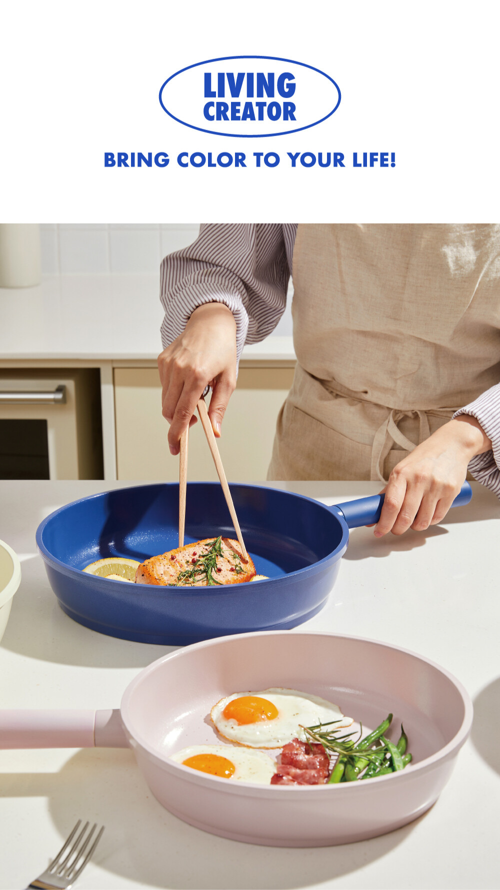 요리요리 2L, 3.1L 프렌치 라벤더 그레이 프렌치 딥 네이비 / 프리미엄 세라믹 쿡웨어에 연어 스테이크와 후라이 베이컨을 조리하는 모습