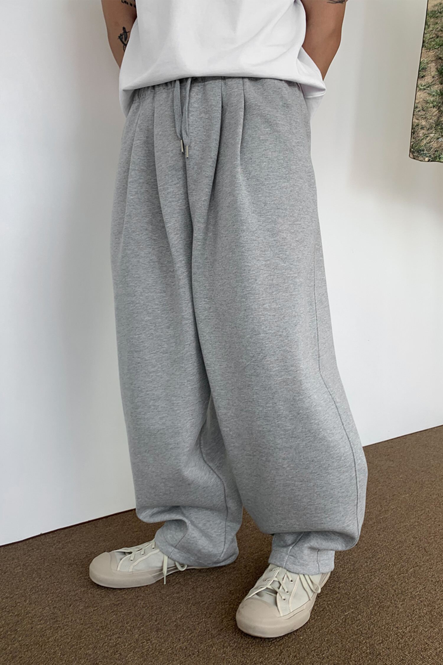 two tuck balloon sweat pants