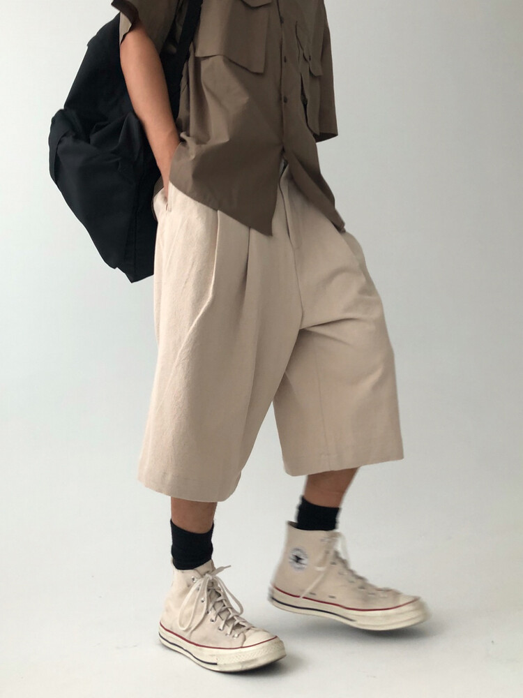 two tuck bermuda pants