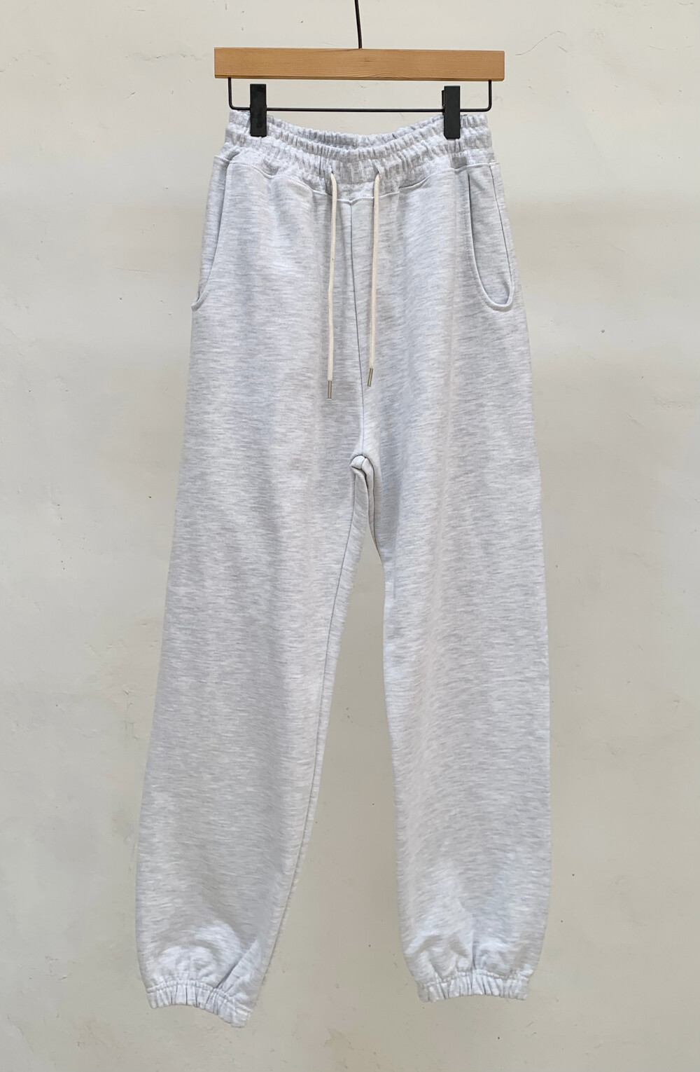 string jogger pants / white melange