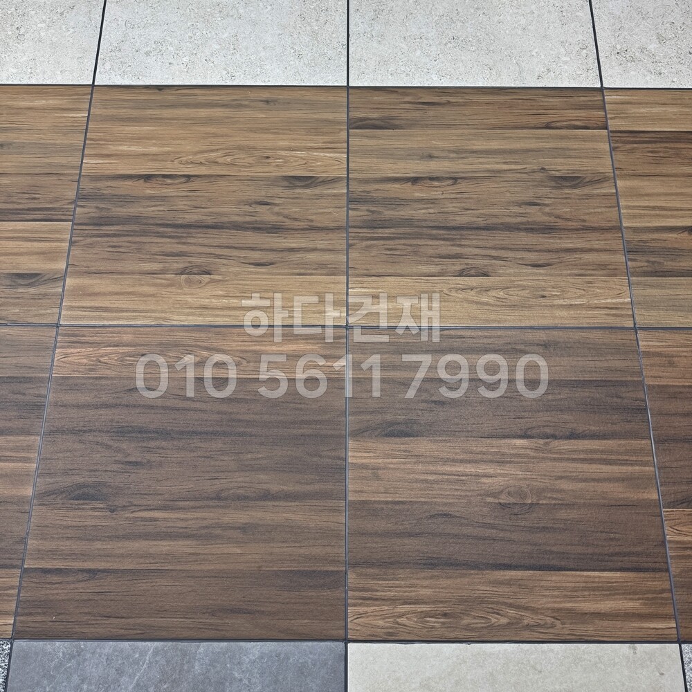 포세린타일 페데스탈타일 <위>우드 멜리아스틱 내추럴, <아래> 우드 멜리아스틱 오크 시공사례 / 하다건재