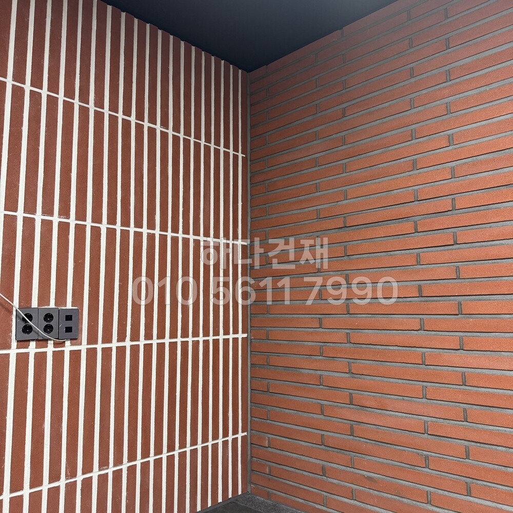 모노타일 롱와이드 가로시공 농회색줄눈, 세로시공 비둘기색줄눈 / 하다건재 시공사례