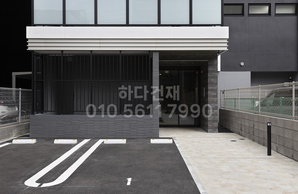 아이코트료와 베르니나타일 블랙 / 하다건재 아이콧료와 ICOT RYOWA 일본타일