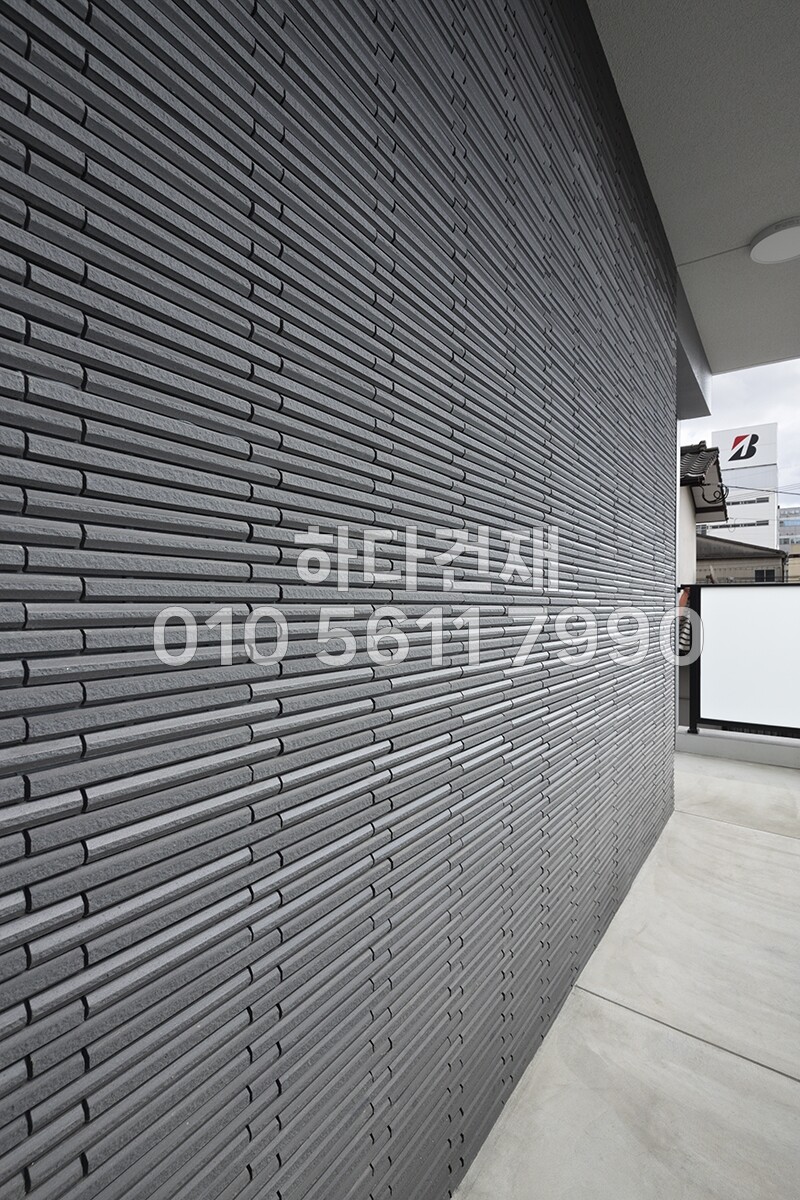 아이코트료와 베르니나타일 블랙 / 하다건재 아이콧료와 ICOT RYOWA 일본타일