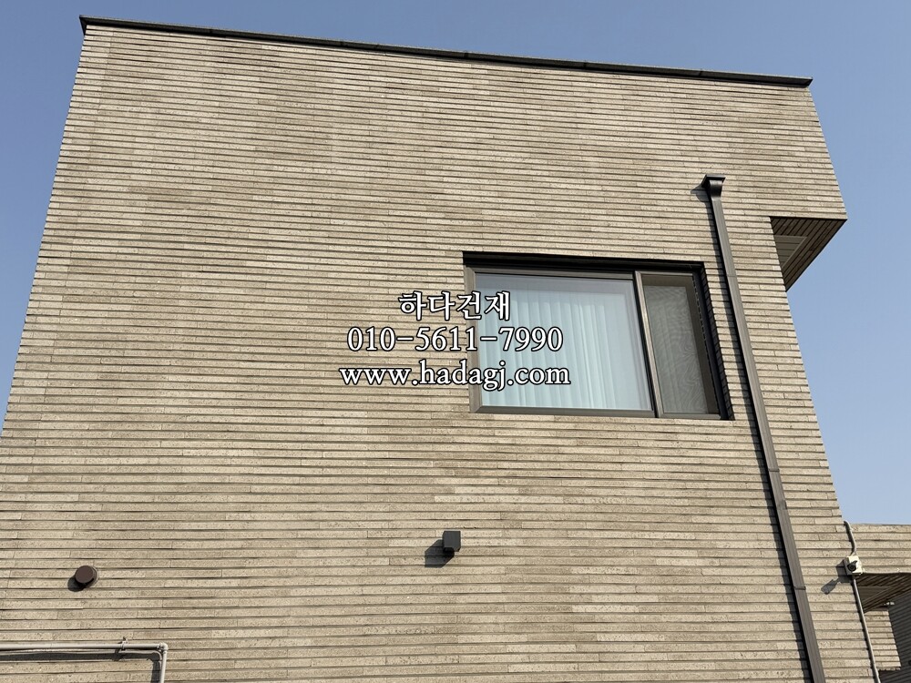 모노타일 롱와이드 500x50x18T 연브라운 / 하다건재 타운하우스 시공사례