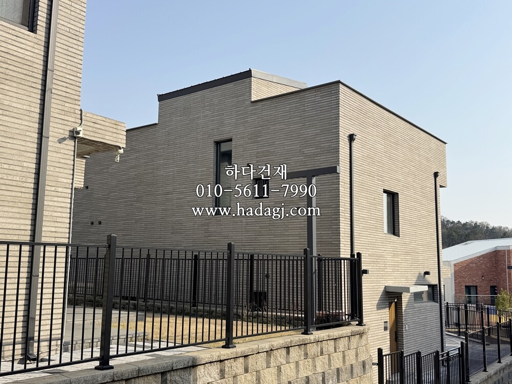 모노타일 롱와이드 500x50x18T 연브라운 / 하다건재 타운하우스 시공사례