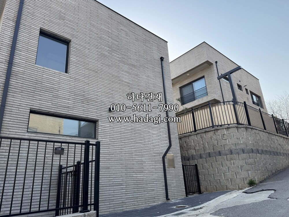 모노타일 롱와이드 500x50x18T 연브라운 / 하다건재 타운하우스 시공사례