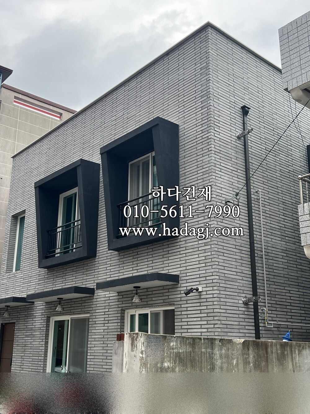 모노타일 롱와이드 500x50x17T 진모던그레이 / 하다건재 시공사례