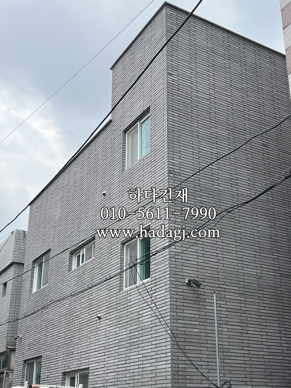 모노타일 롱와이드 500x50x17T 진모던그레이 / 하다건재 시공사례