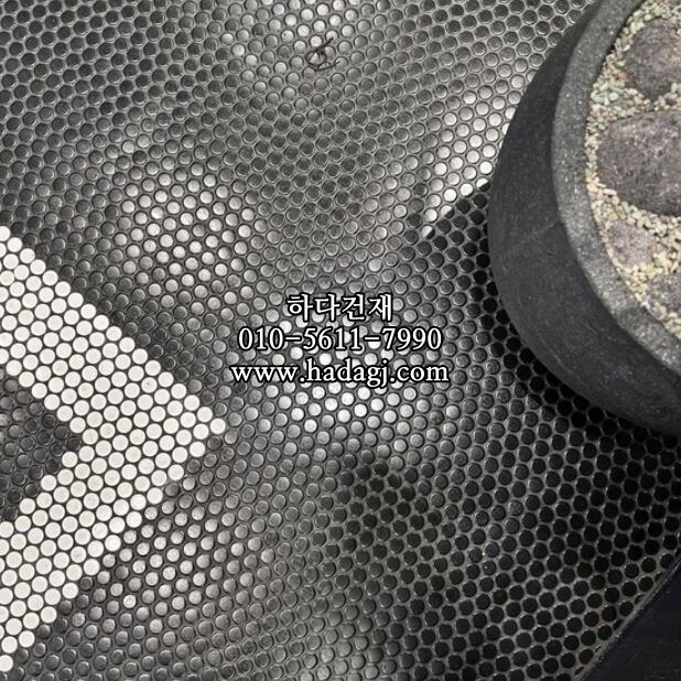 원형 모자이크타일 19x19x4T 블랙 무광 / 하다건재