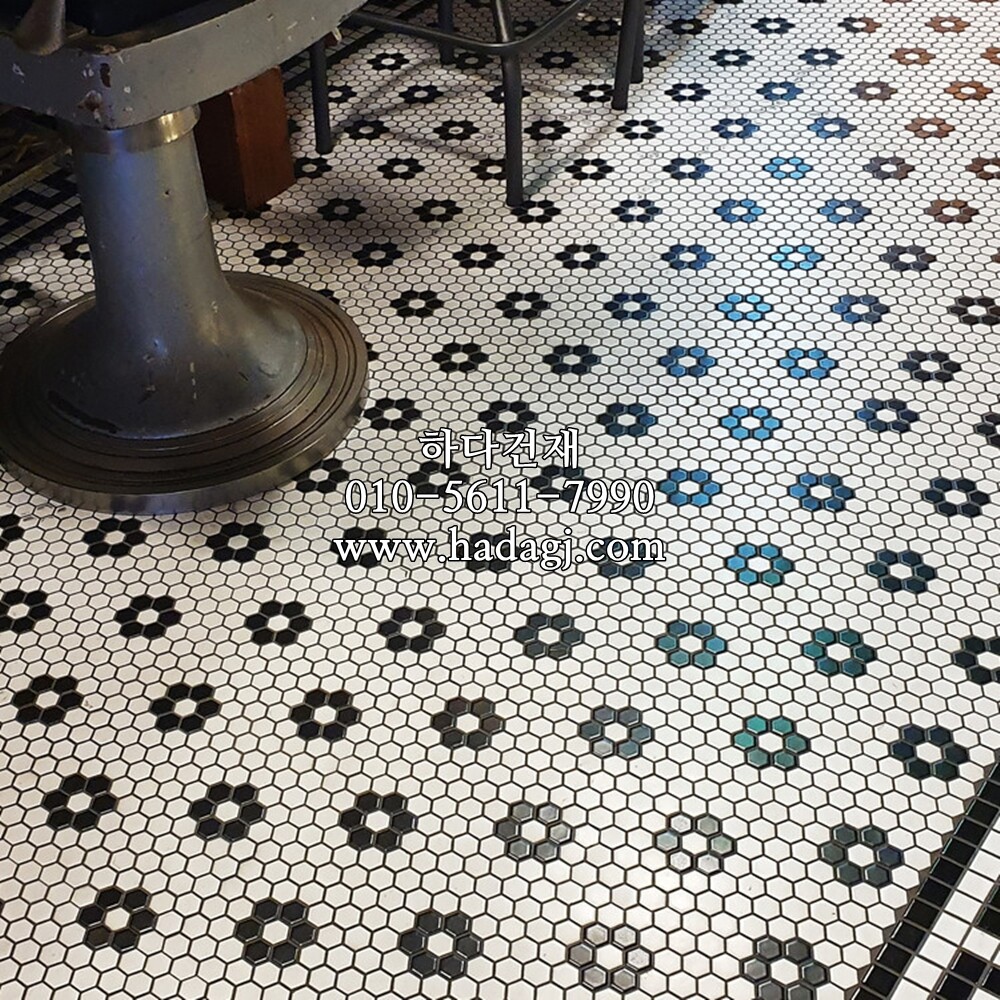 육각 모자이크타일 23x27x4T 화이트 블랙 플라워 / 하다건재