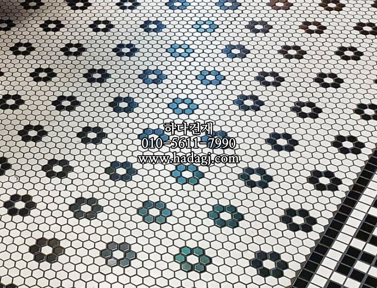 육각 모자이크타일 23x27x4T 화이트 블랙 플라워 / 하다건재
