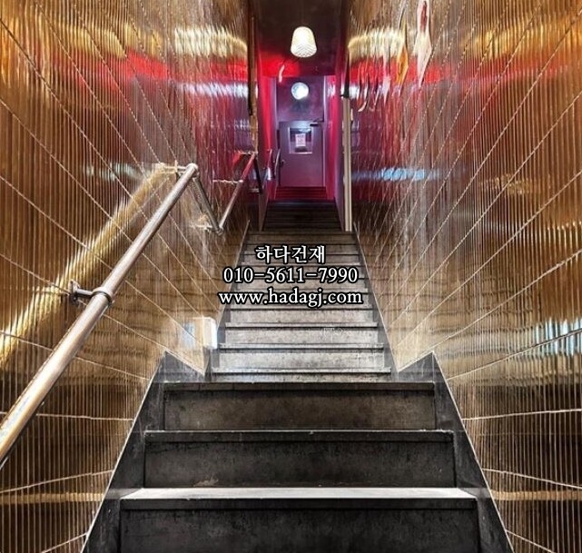 직각 모자이크타일 22x145x5T 골드 유광 / 하다건재