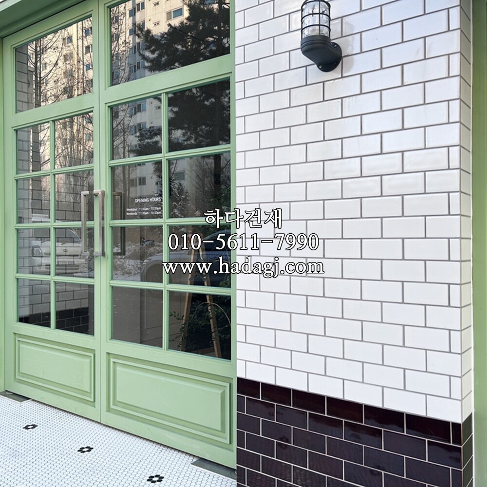 직각 모자이크타일 격자 68x136x5T 화이트 유광 / 하다건재