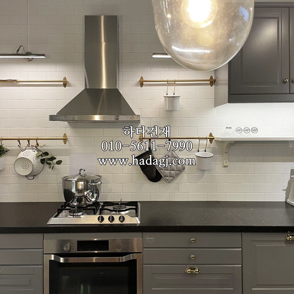 직각 모자이크타일 격자 68x136x5T 화이트 무광 / 하다건재