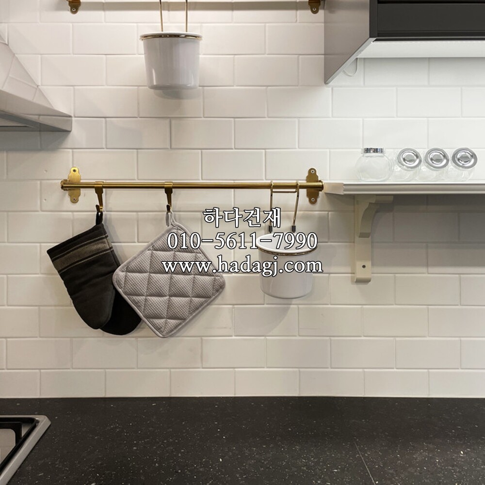 직각 모자이크타일 격자 68x136x5T 화이트 무광 / 하다건재