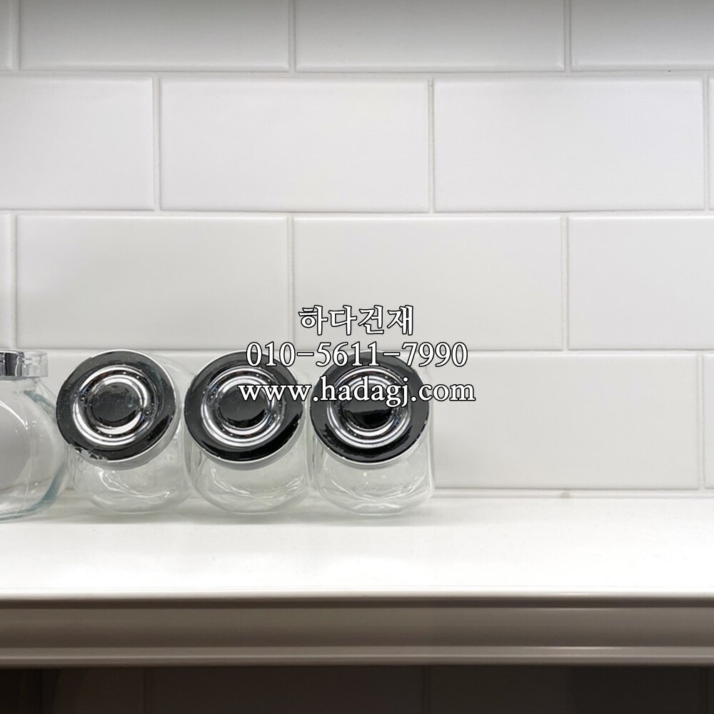 직각 모자이크타일 격자 68x136x5T 화이트 무광 / 하다건재