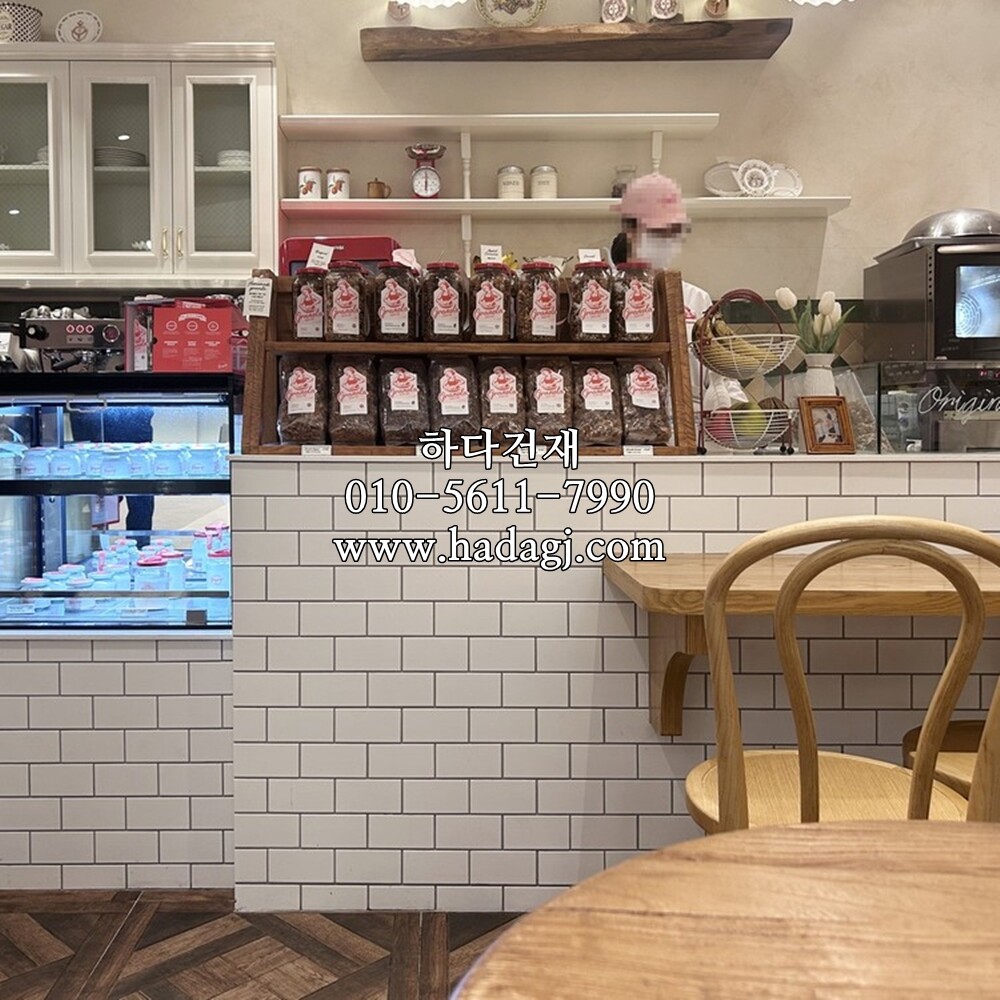 직각 모자이크타일 격자 68x136x5T 화이트 무광 / 하다건재