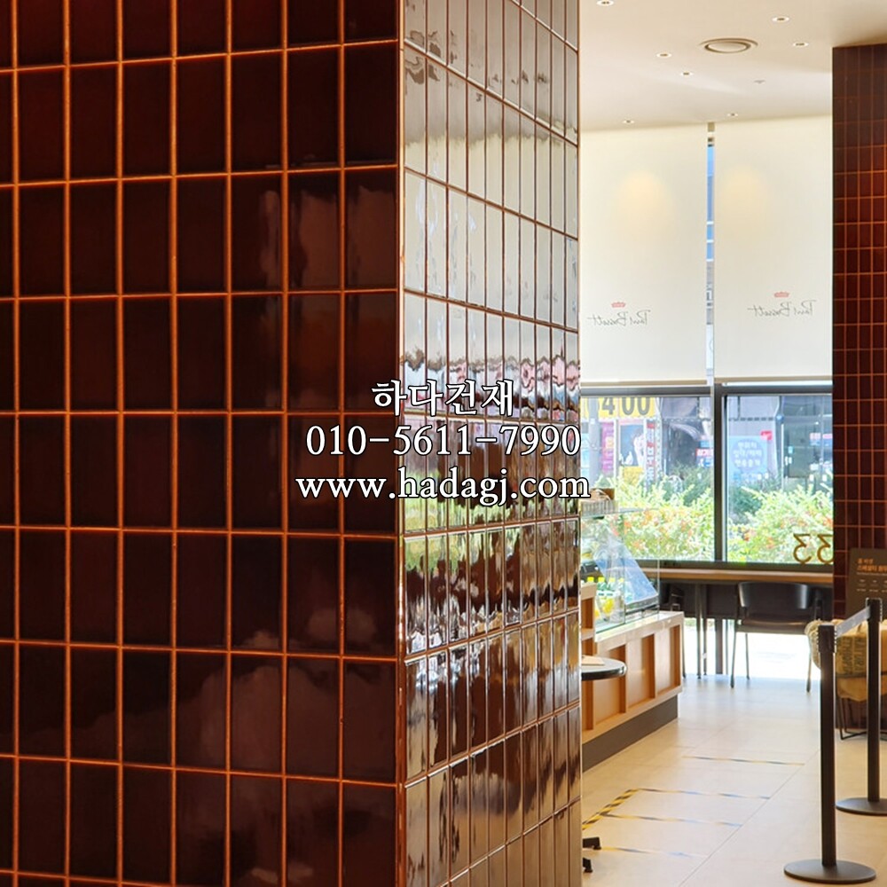 직각 모자이크타일 68x136x6.5T 초콜릿 유광 / 하다건재