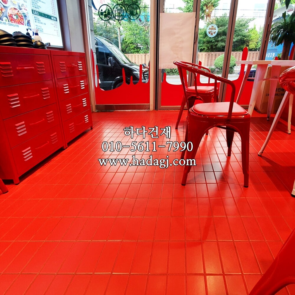 직각 모자이크타일 68x136x6.5T 레드 무광 / 하다건재