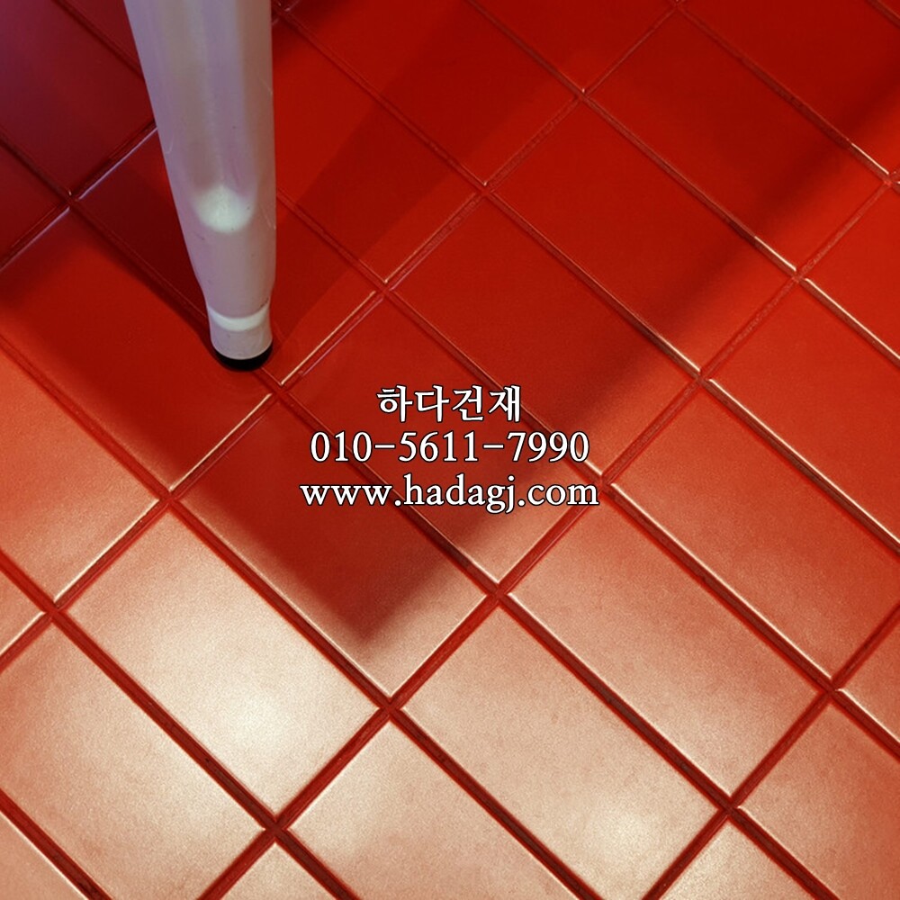 직각 모자이크타일 68x136x6.5T 레드 무광 / 하다건재