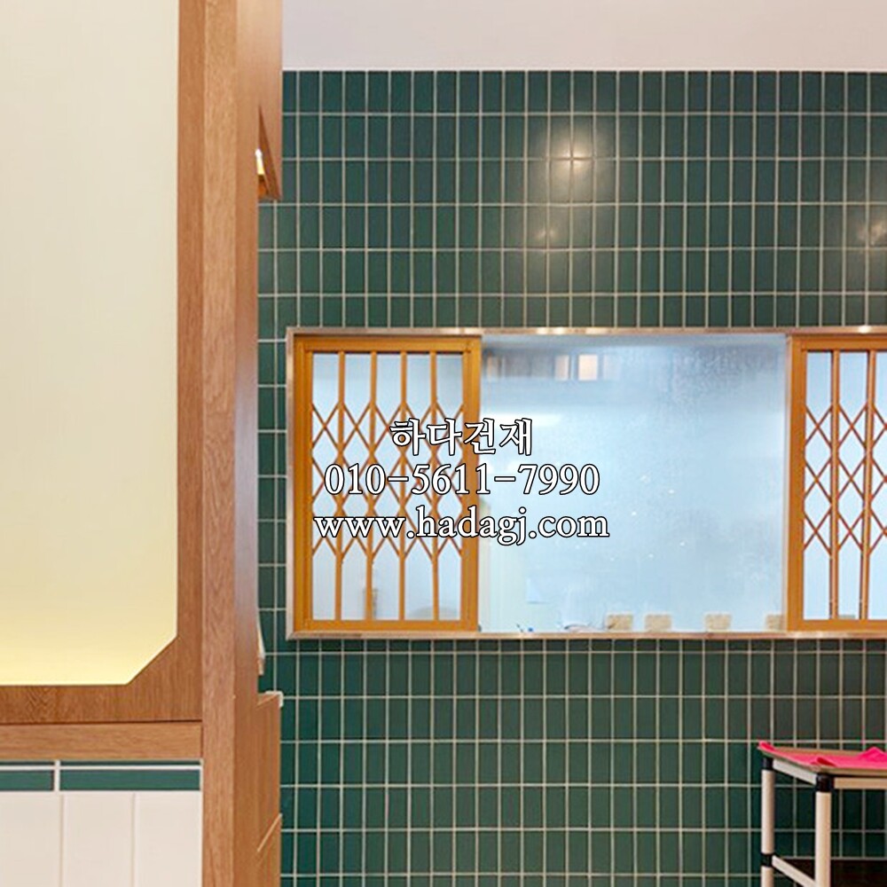 직각 모자이크타일 68x136x6.5T 그린 무광 / 하다건재