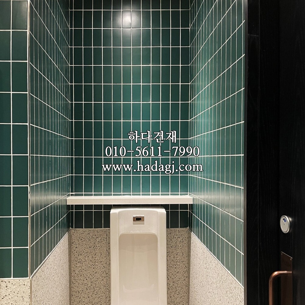 직각 모자이크타일 68x136x6.5T 그린 무광 / 하다건재