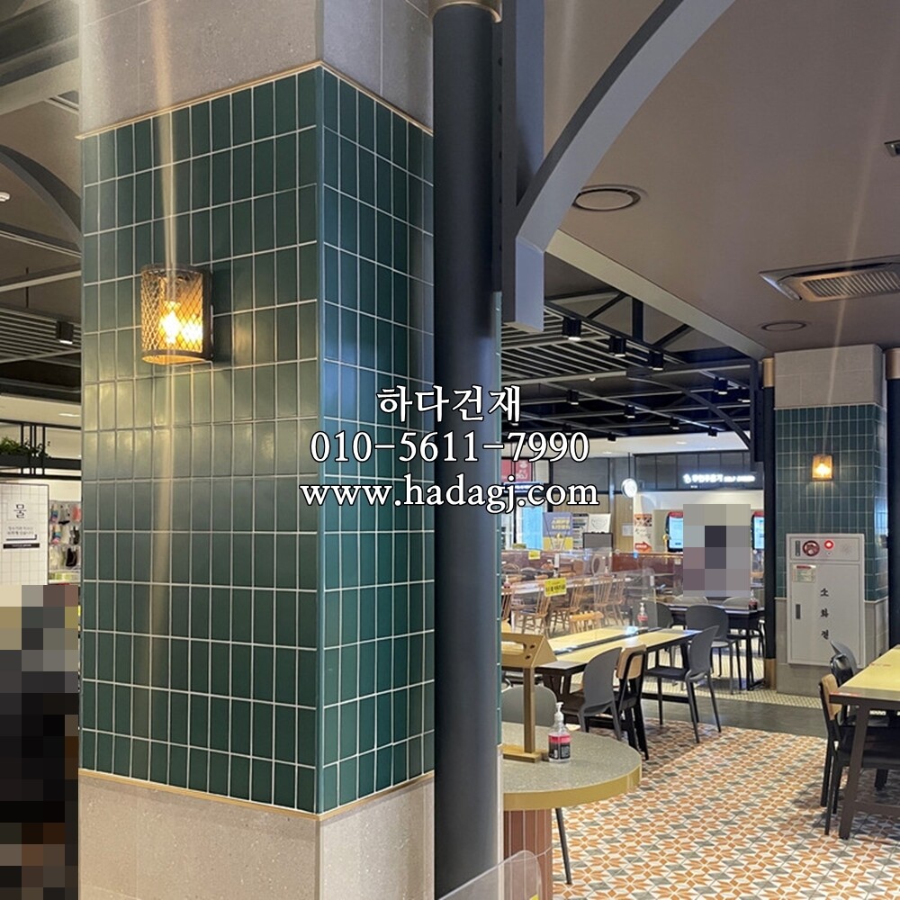 직각 모자이크타일 68x136x6.5T 그린 무광 / 하다건재