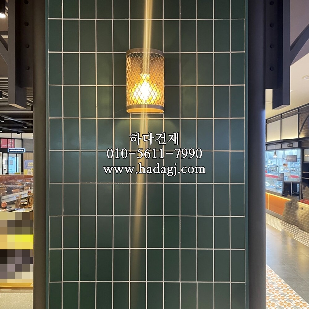 직각 모자이크타일 68x136x6.5T 그린 무광 / 하다건재