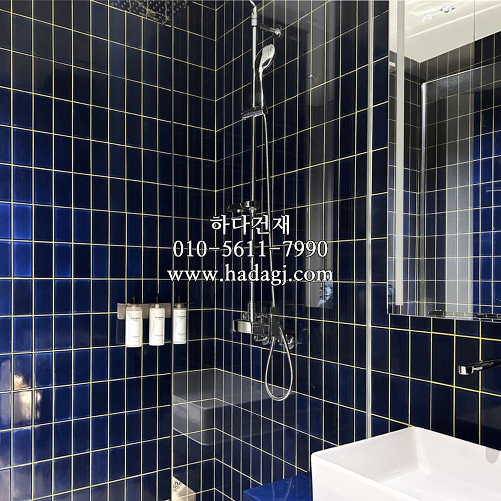 직각 모자이크타일 68x136x6.5T 로얄블루 유광 / 하다건재